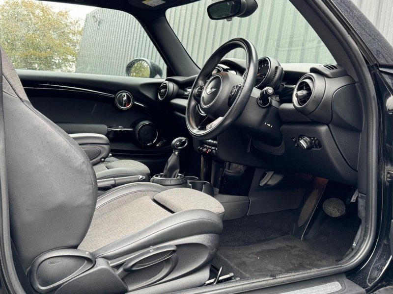 MINI HATCH