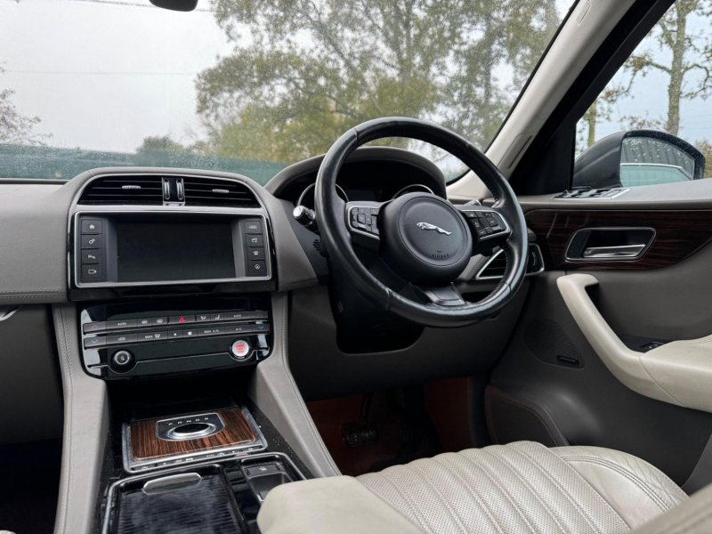 JAGUAR F-PACE