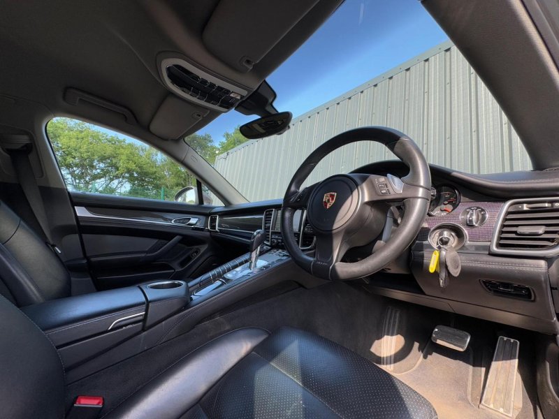 PORSCHE PANAMERA
