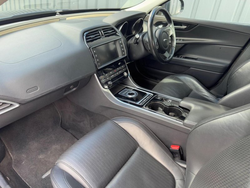 JAGUAR XE